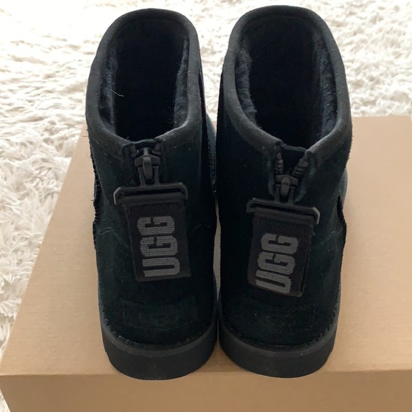 NWB authentic Ugg classic mini logo zip black boots - Picture 4 of 8